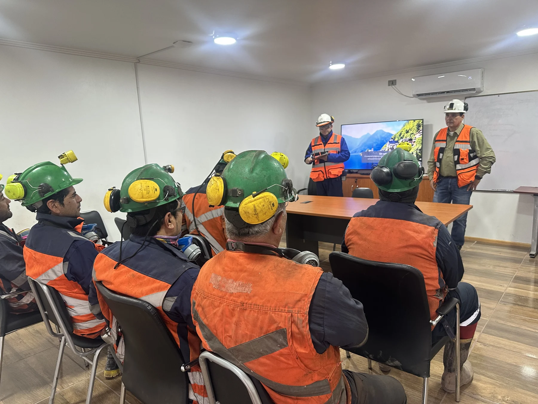 Trabajadores participando en una capacitación