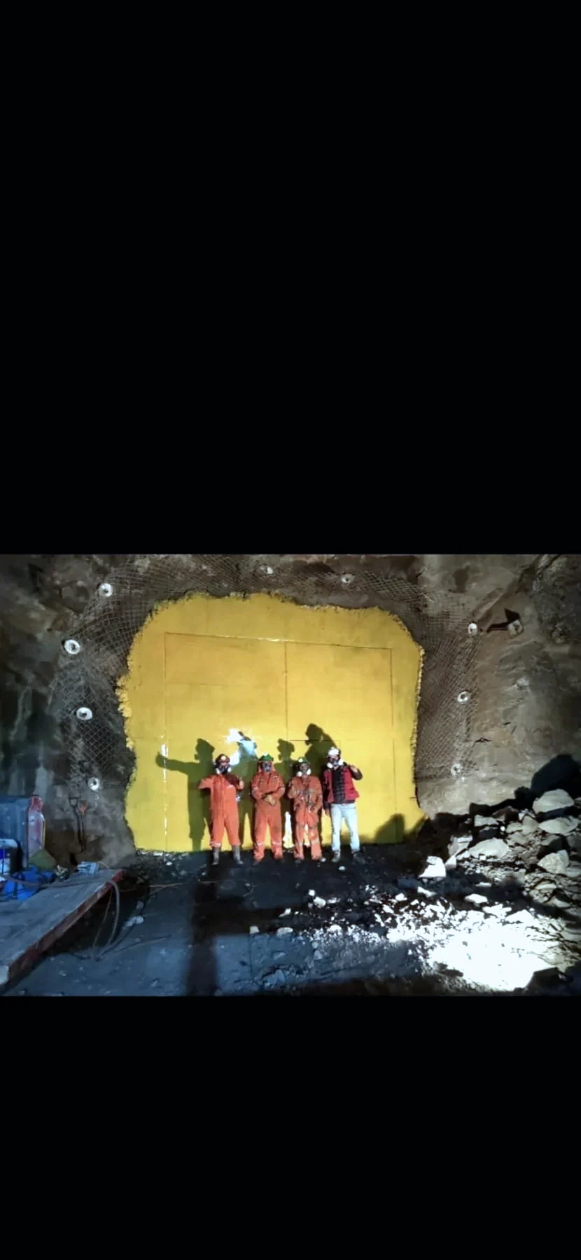Equipo de trabajadores en una labor subterránea con sellado y fortificación de malla